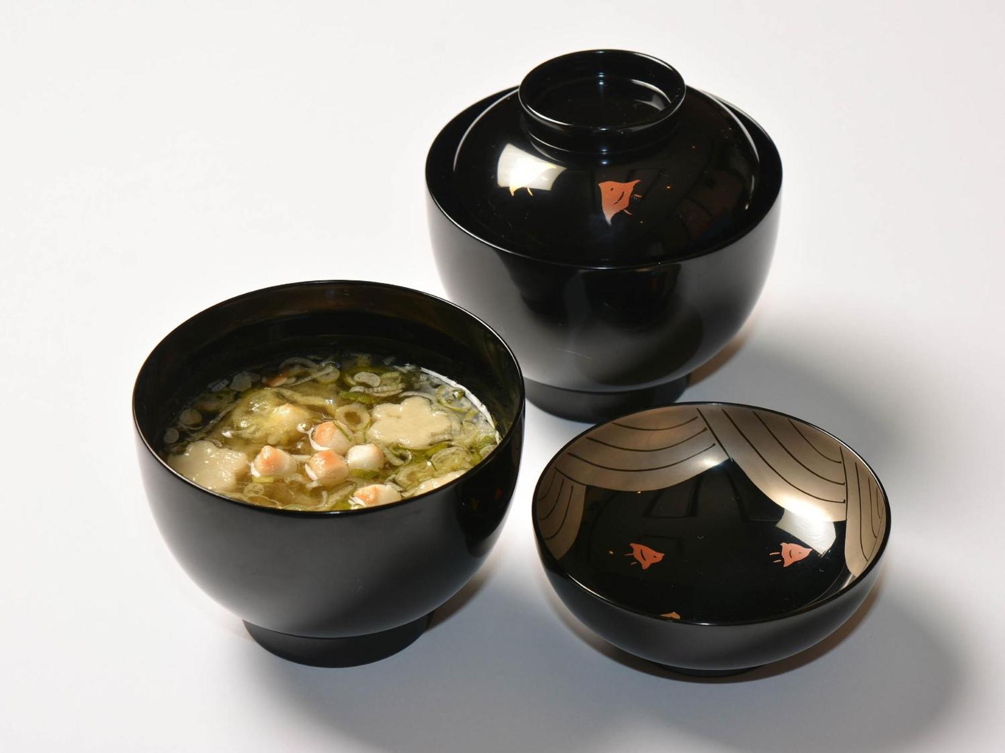 Kanazawa Hakuchoro Hotel Sanraku -Natural Hot Spring- Ngoại thất bức ảnh A chawan (left), chawanmushi (middle), and a chashaku (right)